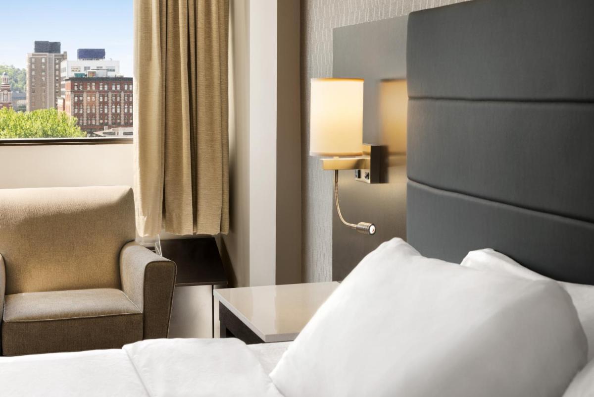 Crowne Plaza Knoxville Downtown University, an IHG Hotel - Housity
