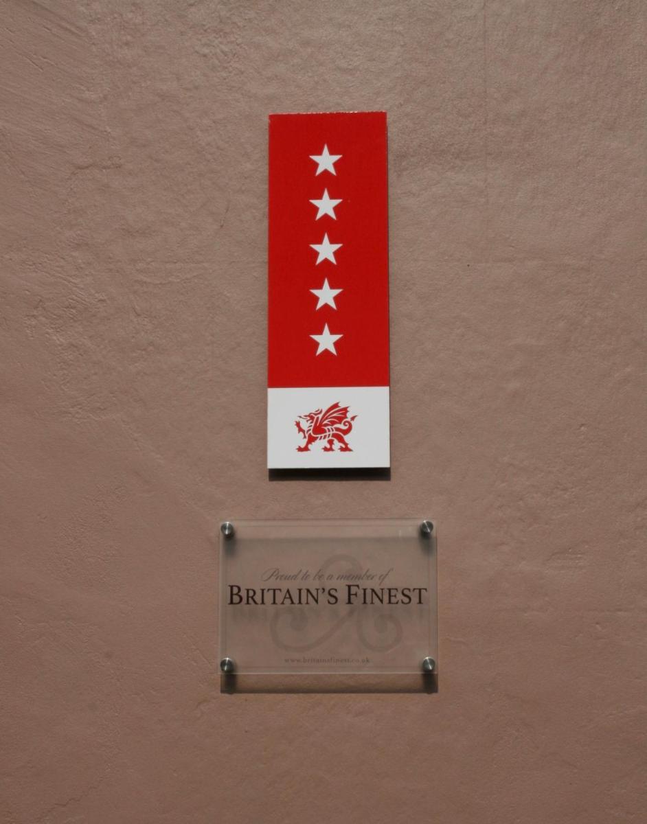 The New White Lion - Housity