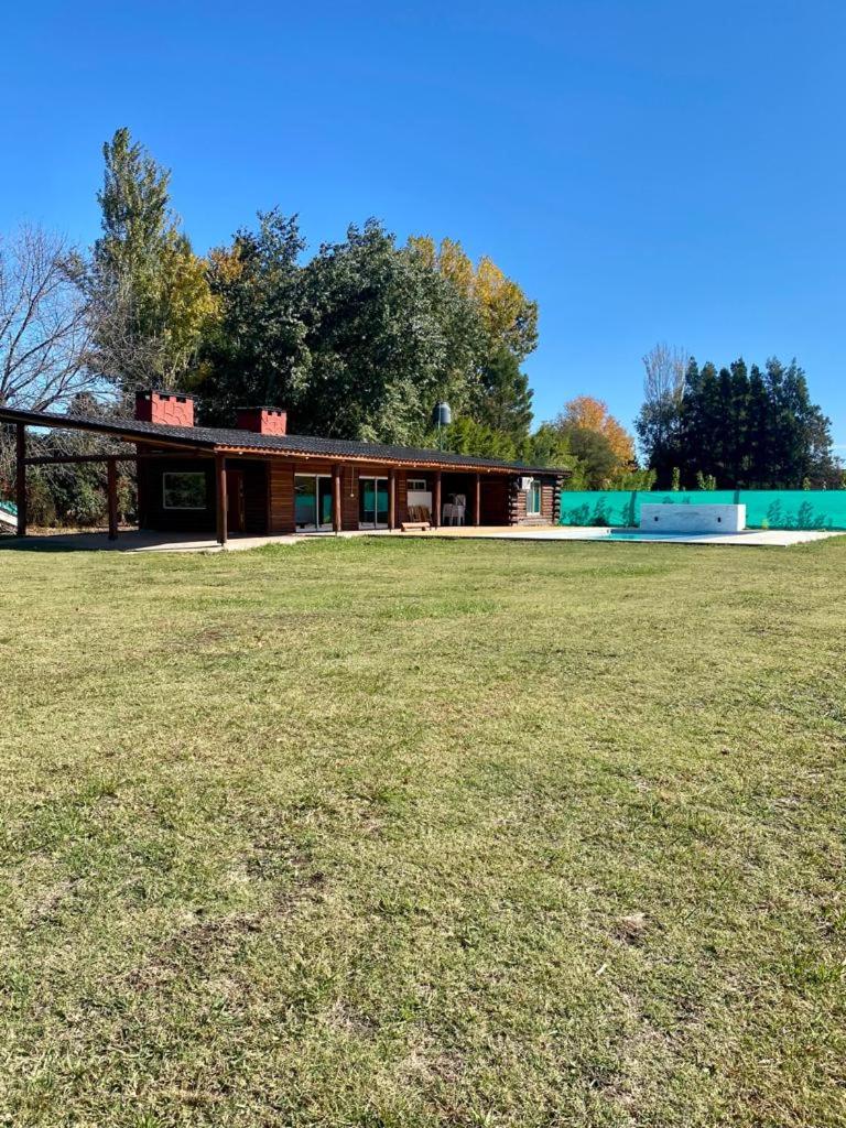 Cabaña campestre con amplio parque y pileta - Housity