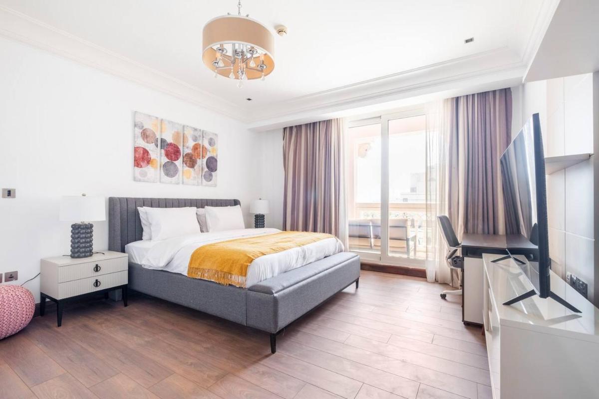 Spacious 2-bedroom beachfront apartment with pool - Housity