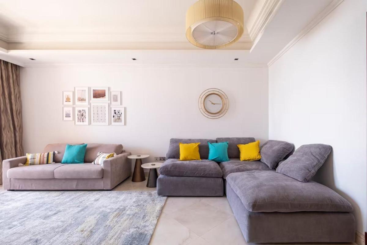 Spacious 2-bedroom beachfront apartment with pool - Housity