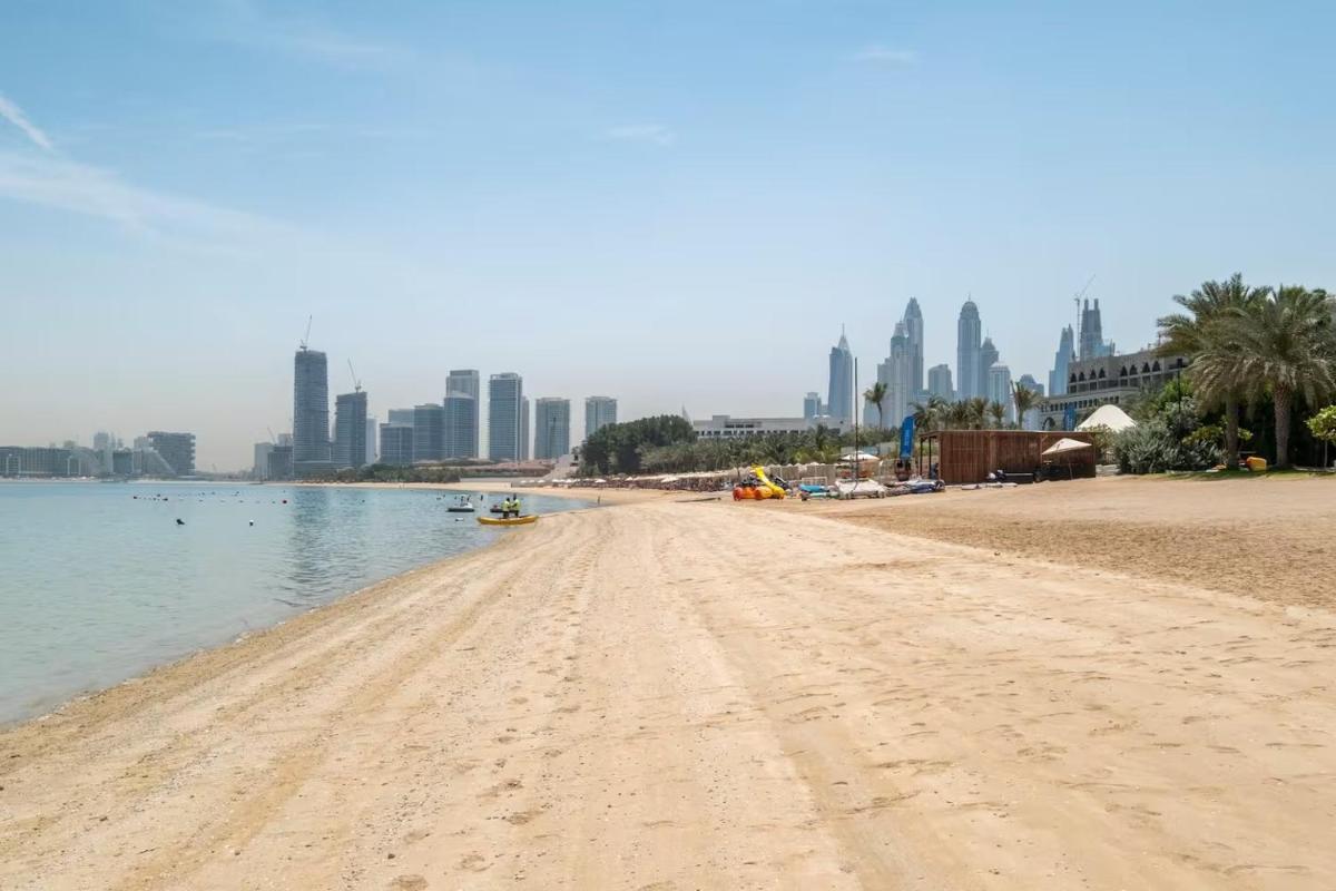 Spacious 2-bedroom beachfront apartment with pool - Housity