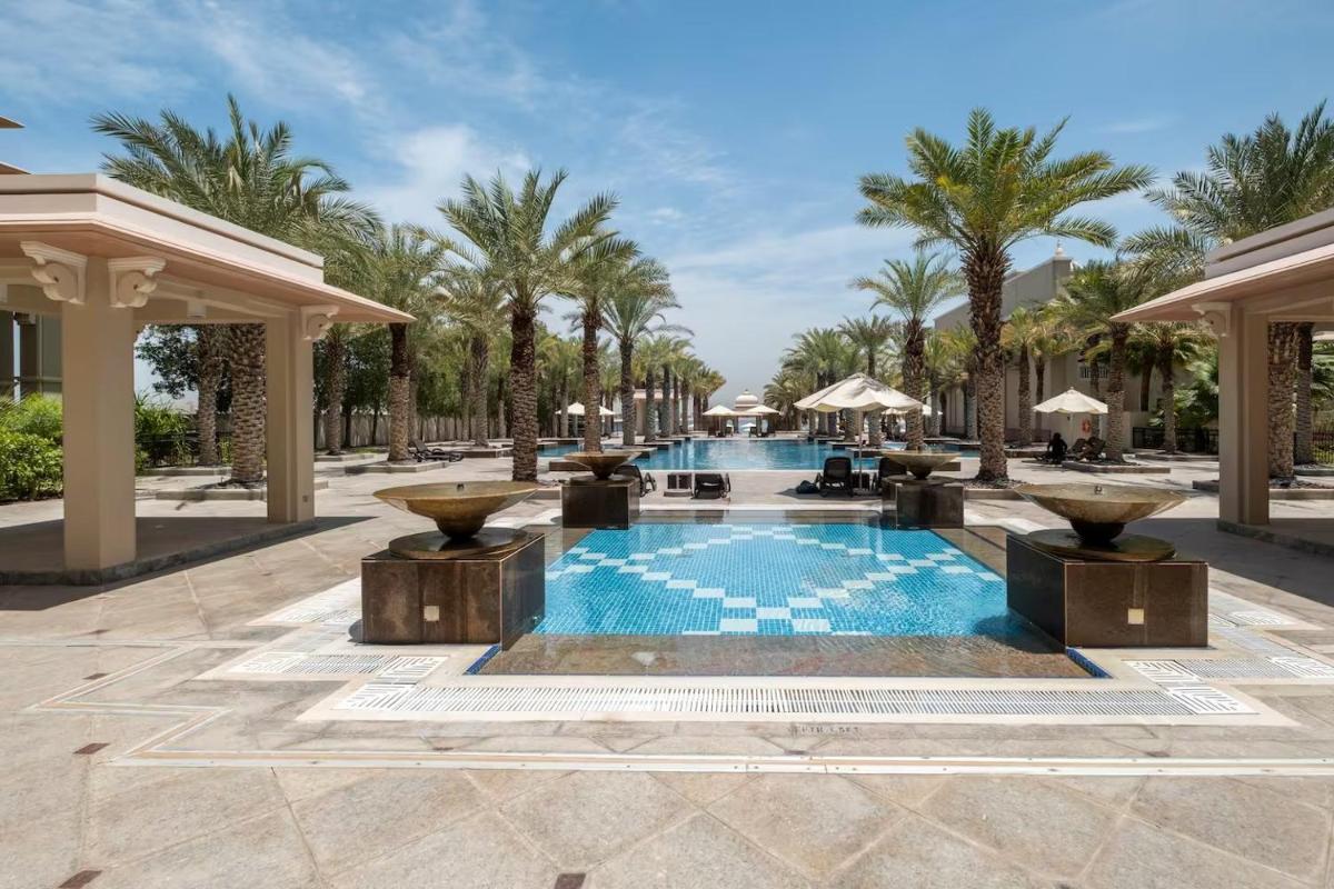 Spacious 2-bedroom beachfront apartment with pool - Housity