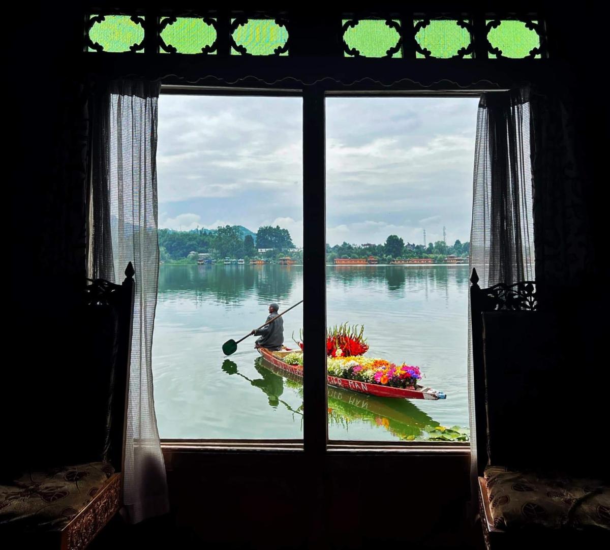 Suitetrails - Houseboat Lily of Nageen