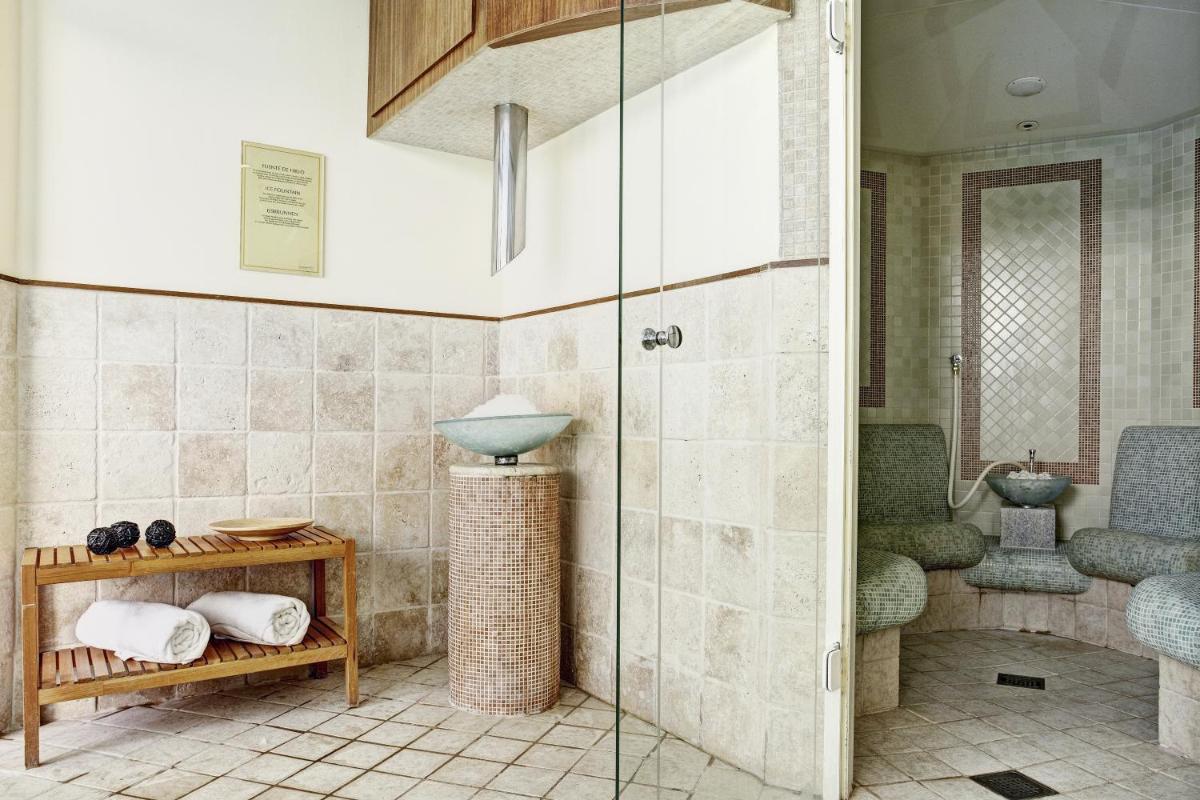 Un baño con ducha con puerta de cristal. en Grupotel Nilo & Spa, en Paguera