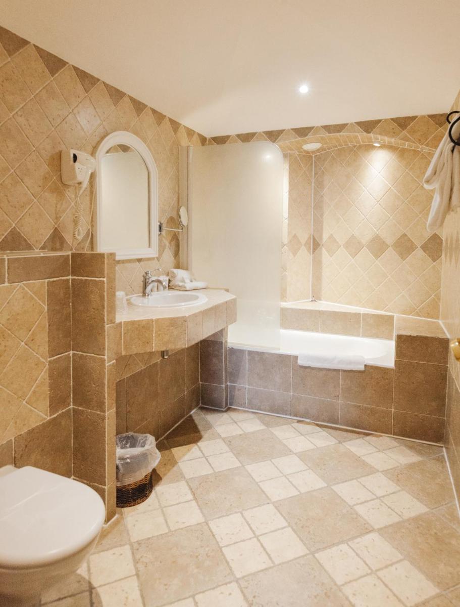 Salle de bains dans l'établissement Ostella Spa & Resort