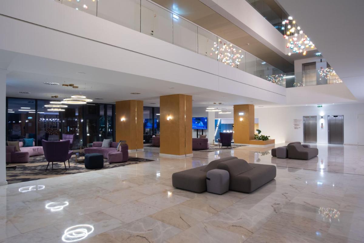 Uma área de estar em Sines Sea View Business & Leisure Hotel