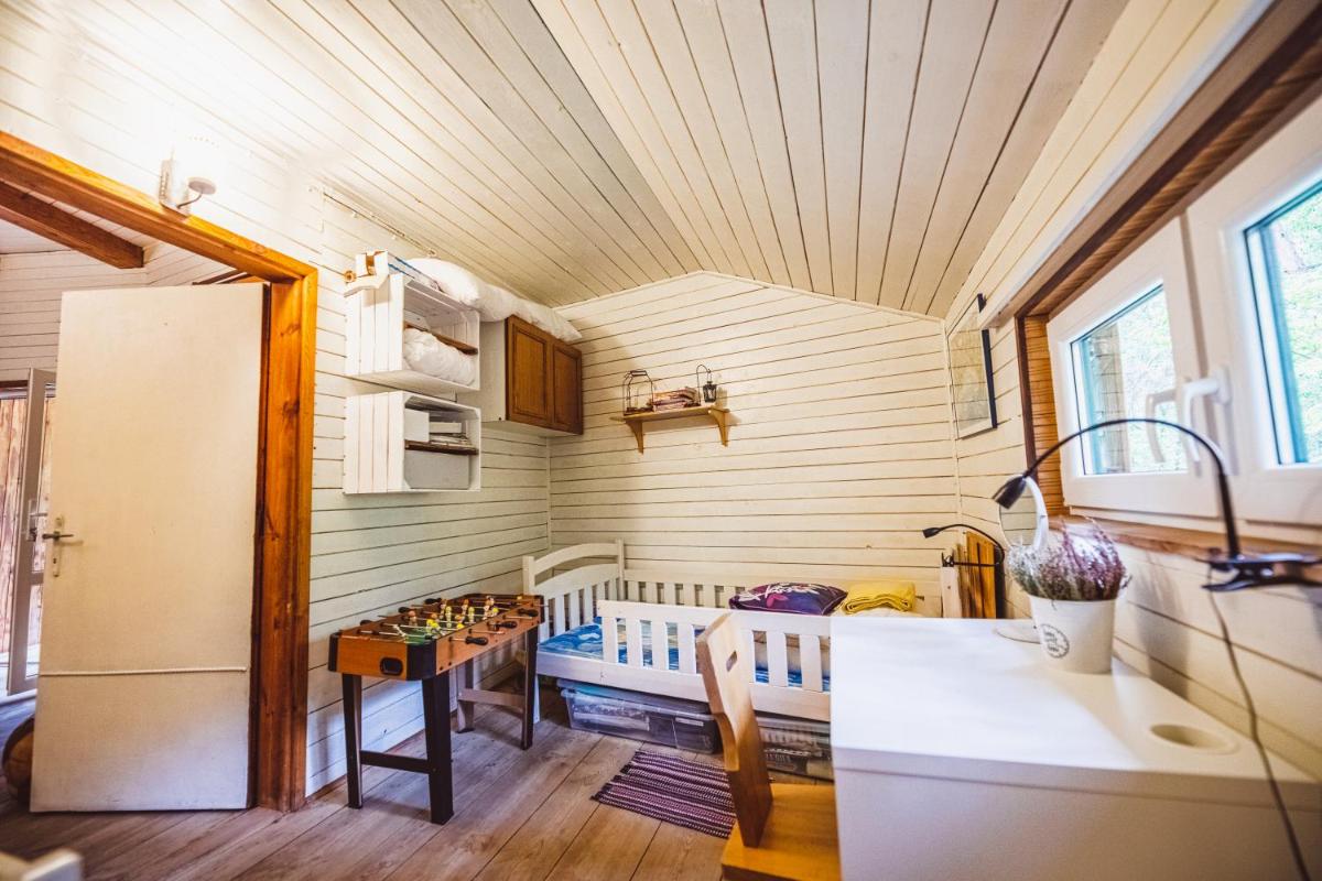 Cozy Nature Retreat with Patio Fireplace Garden - Hizvo
