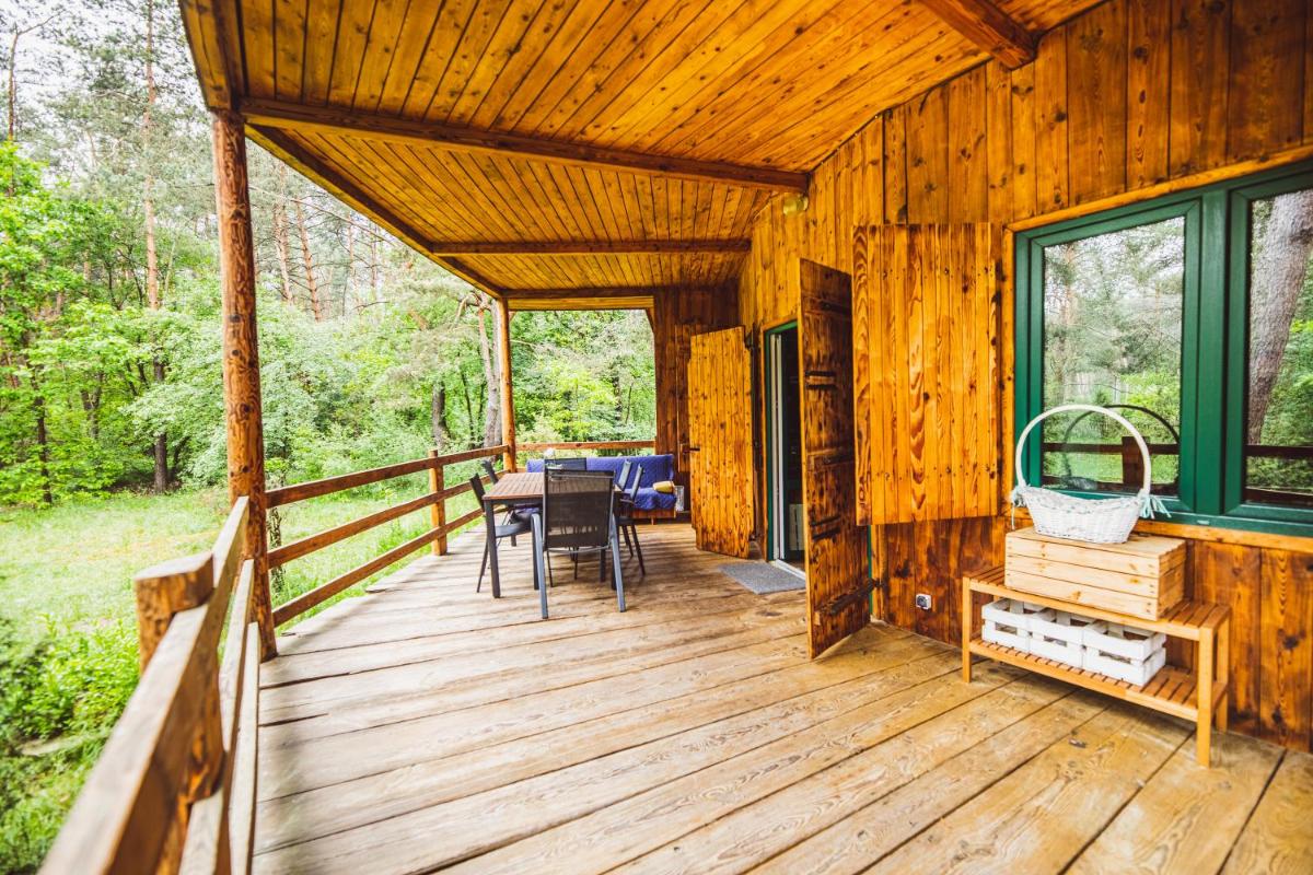 Cozy Nature Retreat with Patio Fireplace Garden - Housity