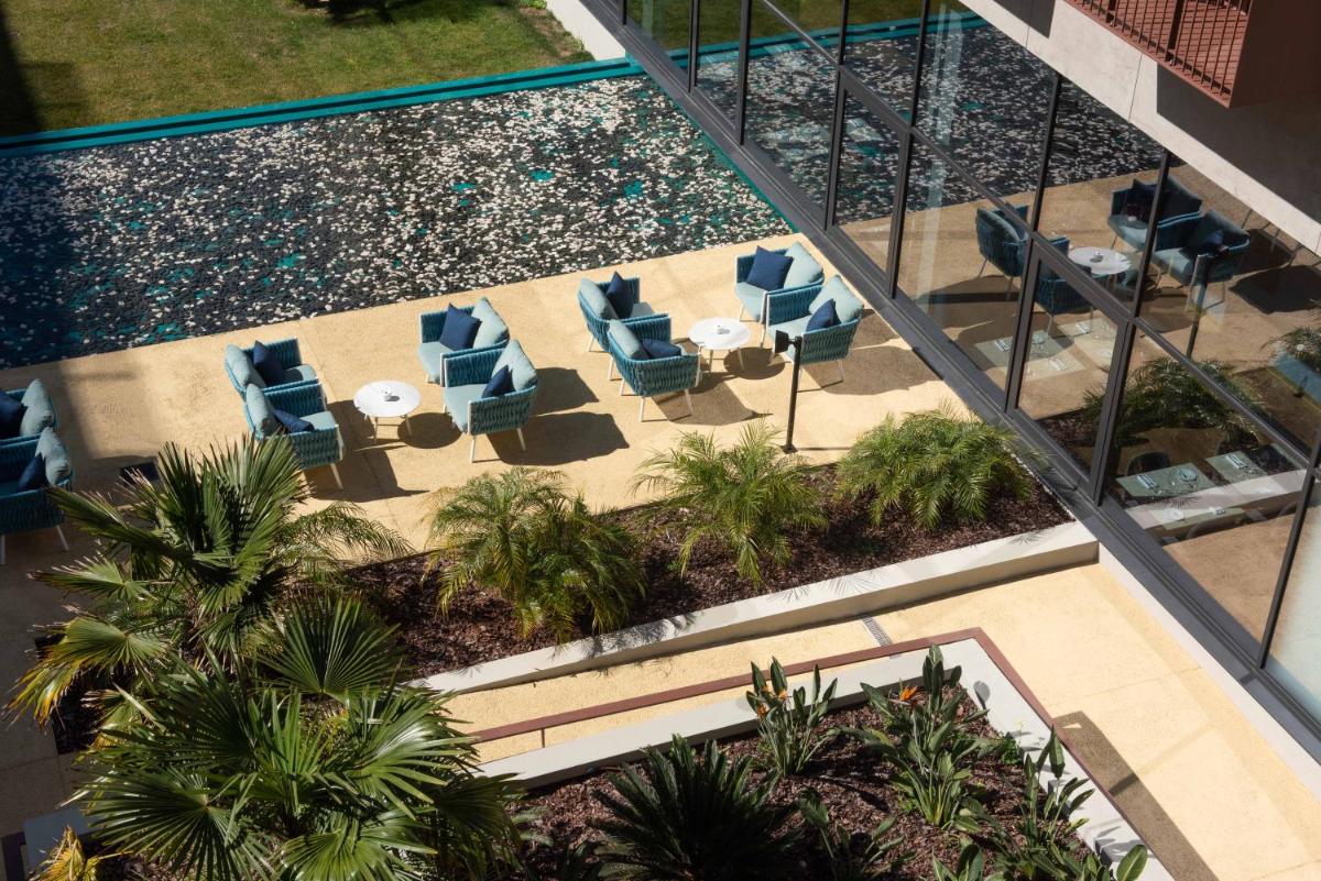 Um jardim no exterior de Sines Sea View Business & Leisure Hotel