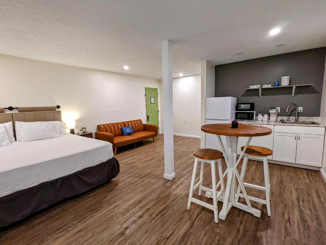 The Honey Bee Motel - Housity