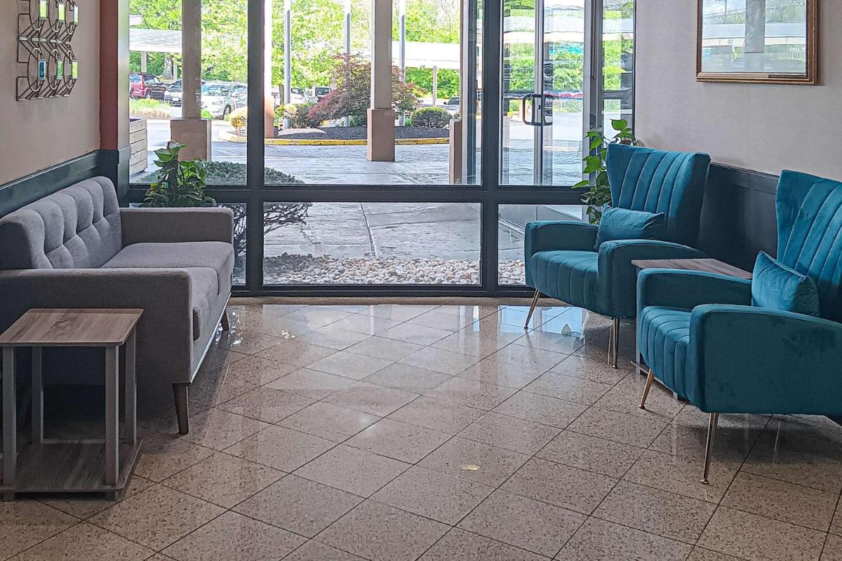 Clarion Hotel & Suites Mount Laurel - Housity