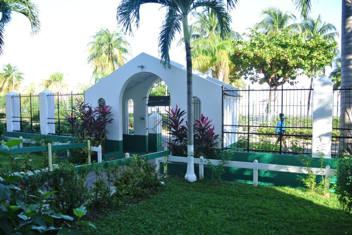 Beach One Bedroom Suite 13 - Housity