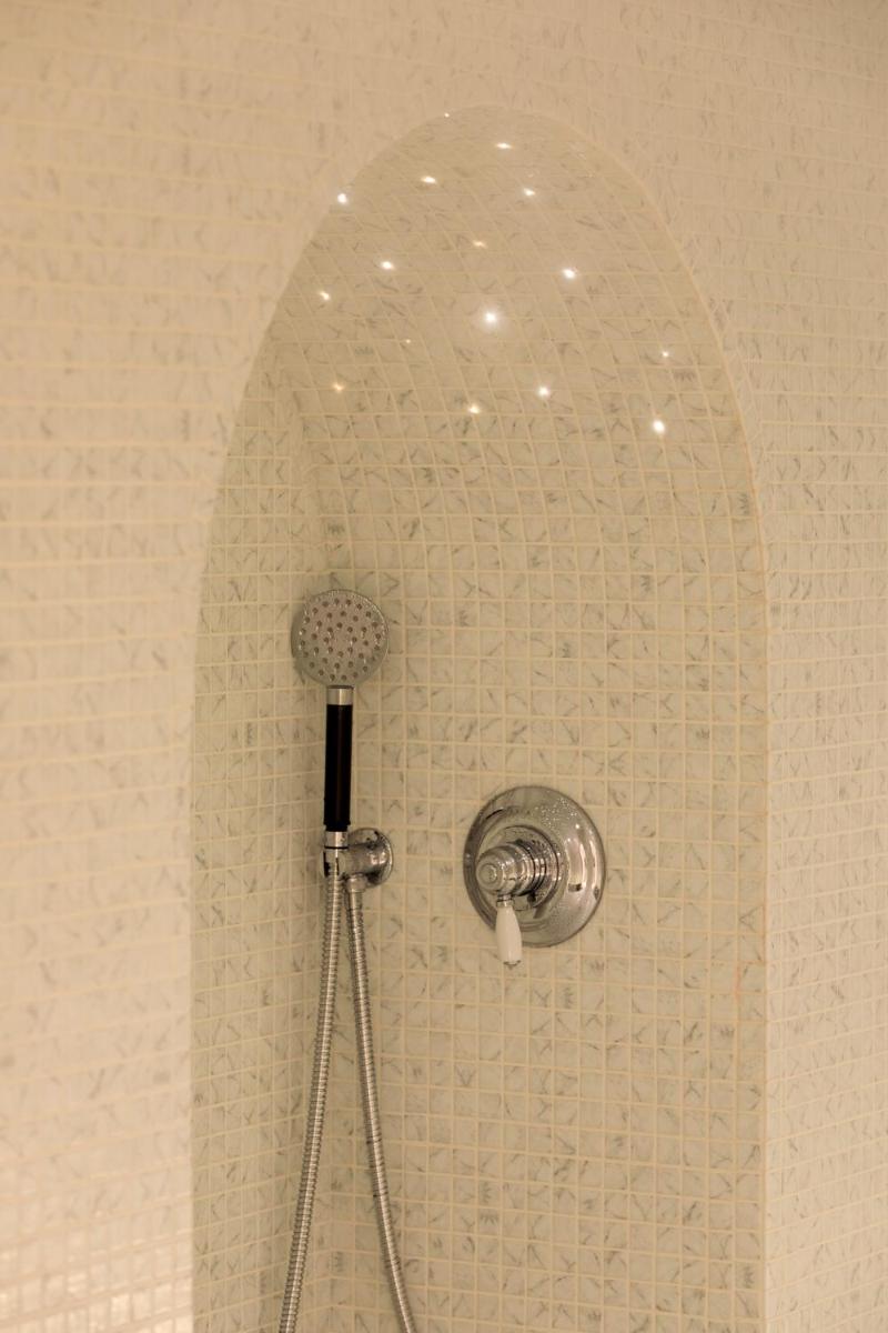 Salle de bains dans l'établissement Grand Hôtel De Cala Rossa & Spa Nucca