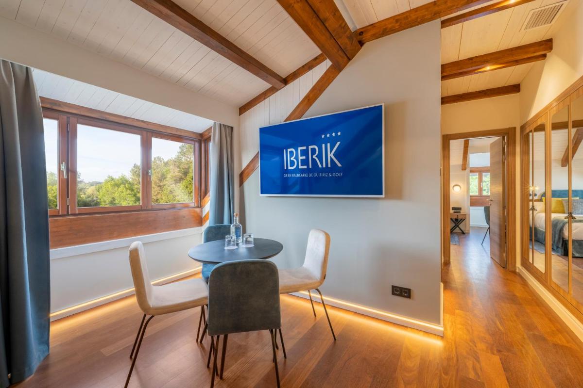 Una televisión o centro de entretenimiento en Iberik Gran Balneario de Guitiriz