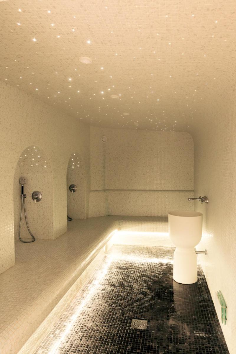Coin salon dans l'établissement Grand Hôtel De Cala Rossa & Spa Nucca