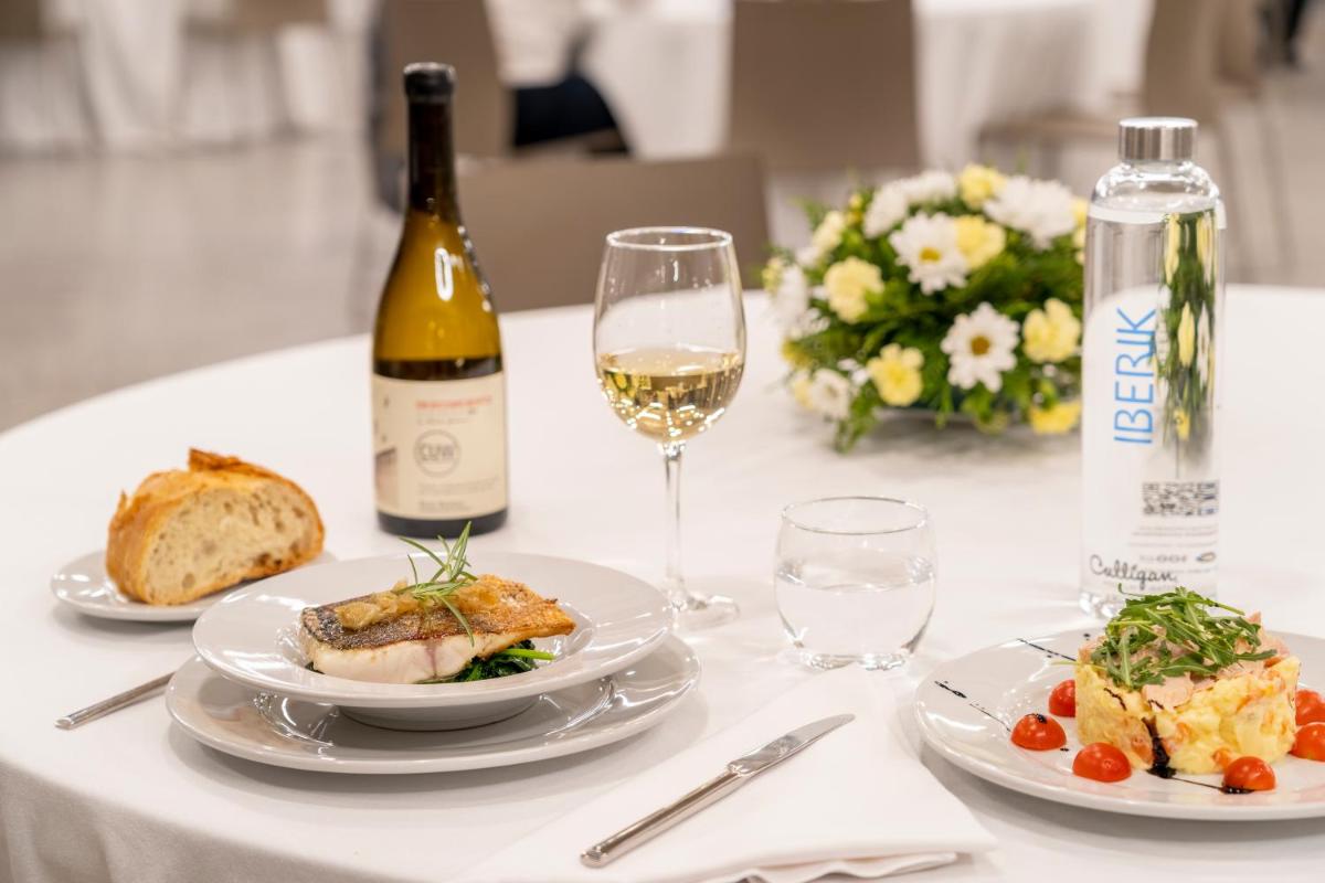 Comida en o cerca de este hotel