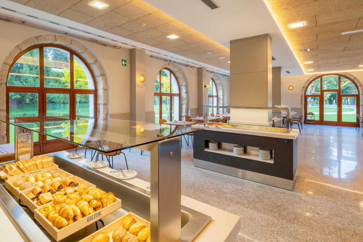 Comida en o cerca de este hotel