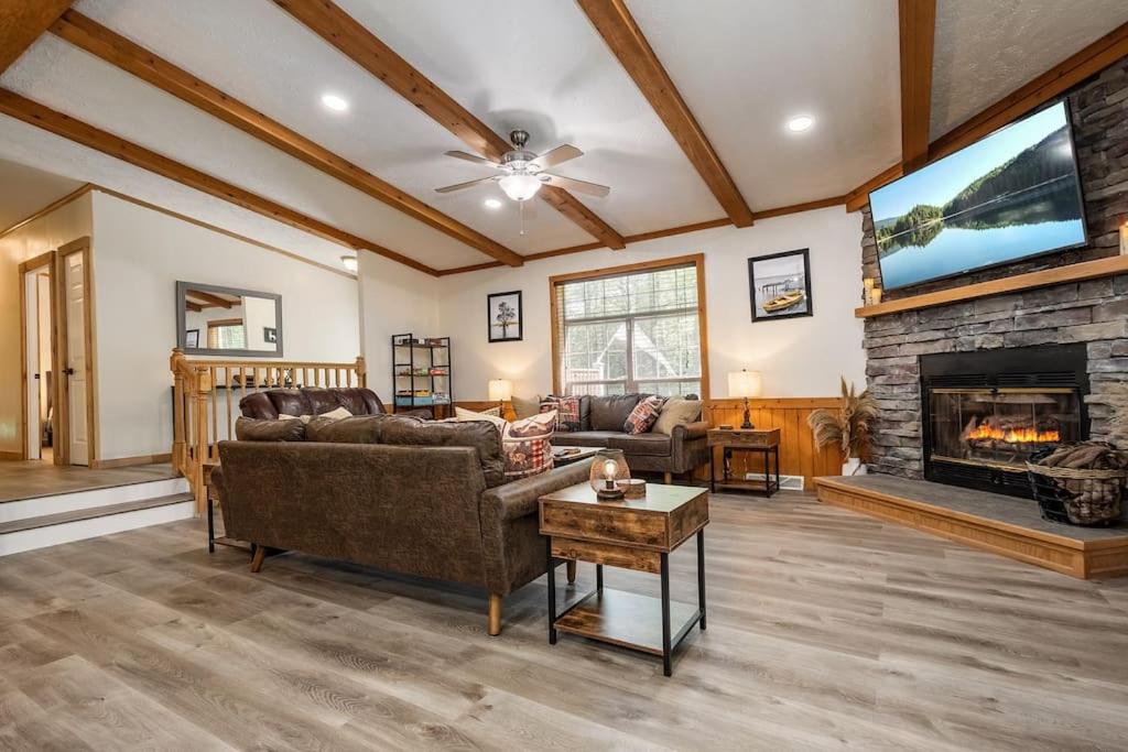 *Entire House • Sleeps 9 • Hot tub • Pets Welcome* - Housity