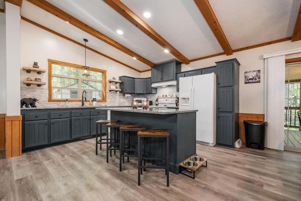 *Entire House • Sleeps 9 • Hot tub • Pets Welcome* - Housity