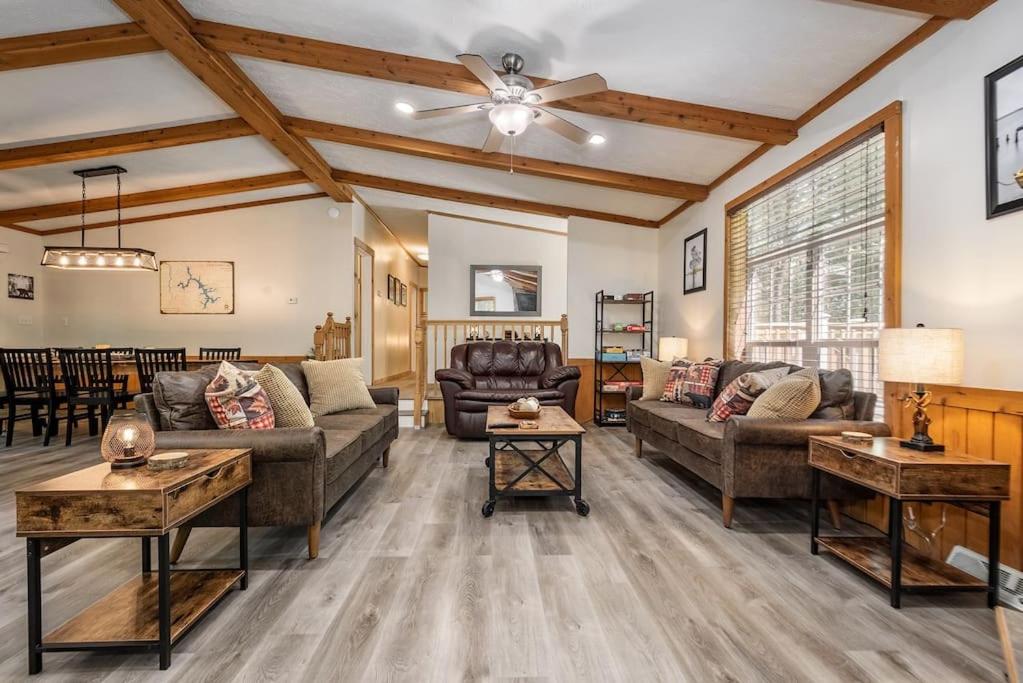 *Entire House • Sleeps 9 • Hot tub • Pets Welcome* - Housity