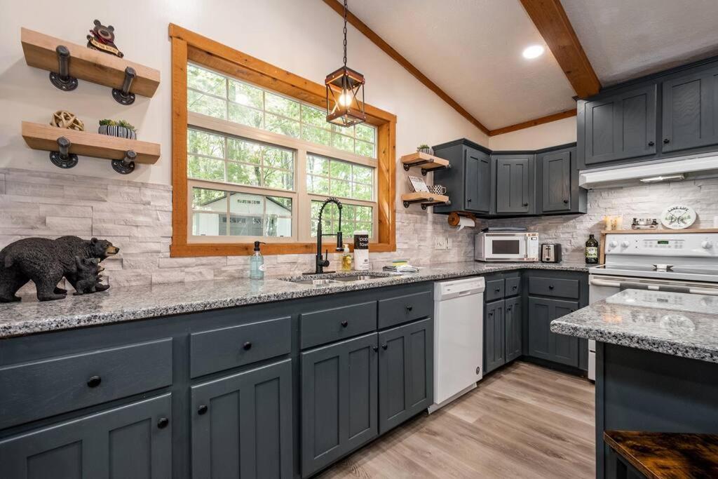 *Entire House • Sleeps 9 • Hot tub • Pets Welcome* - Housity