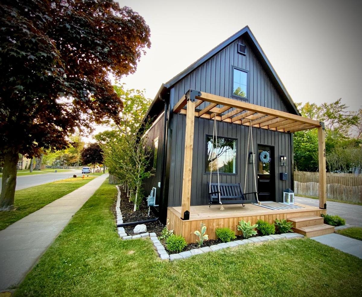 Stylish Downtown Kingsville Getaway with Putting Green, Firepit & Games - Housity