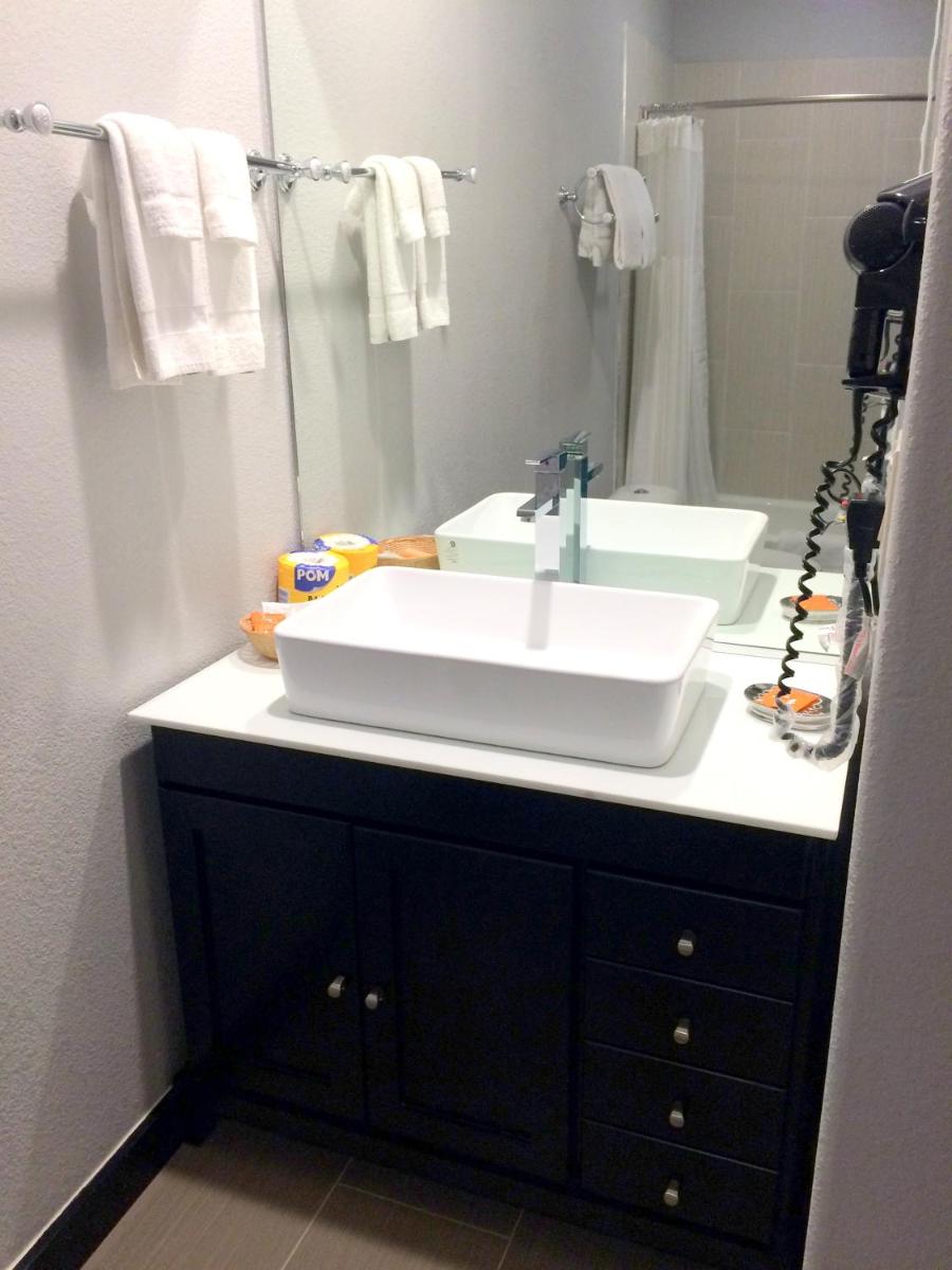 FairBridge Inn & Suites Gateway to Yosemite - Housity