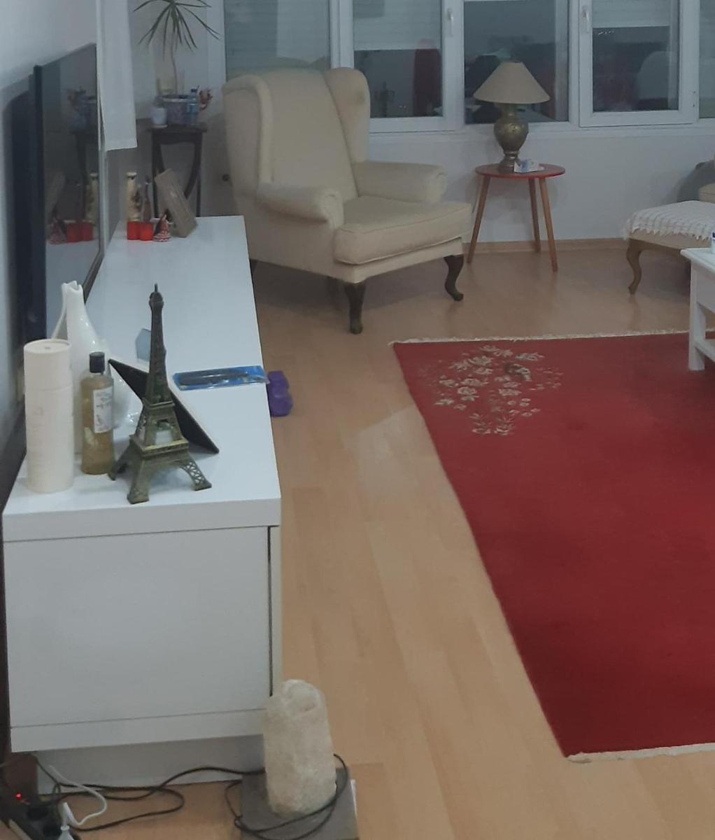 Lara House - Housity