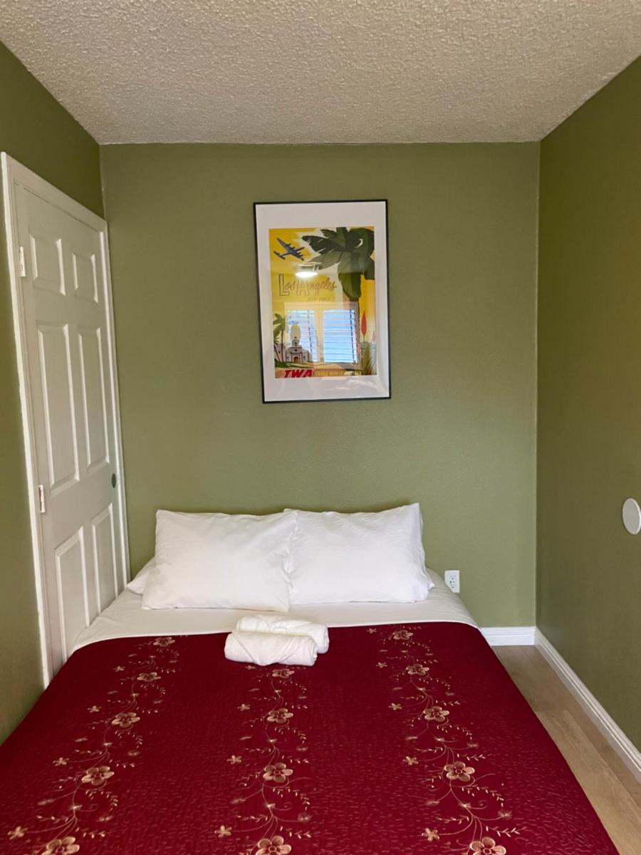Suitetrails - Private Room in Los Angeles with AC, Strong WIFI, Smart TV, Work Desk near Sofi Stadium