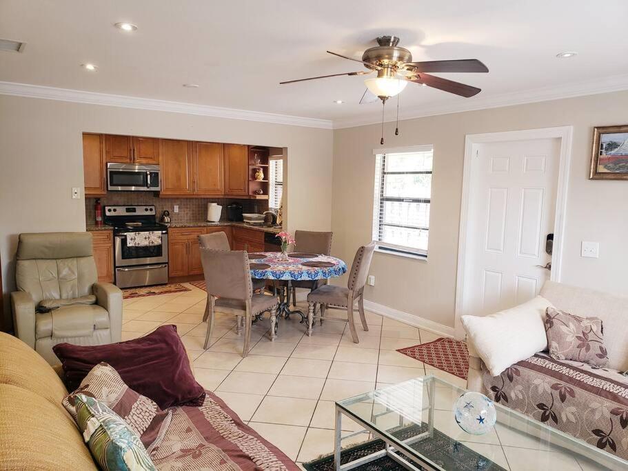 OCEAN VACATION BREEZE - Housity