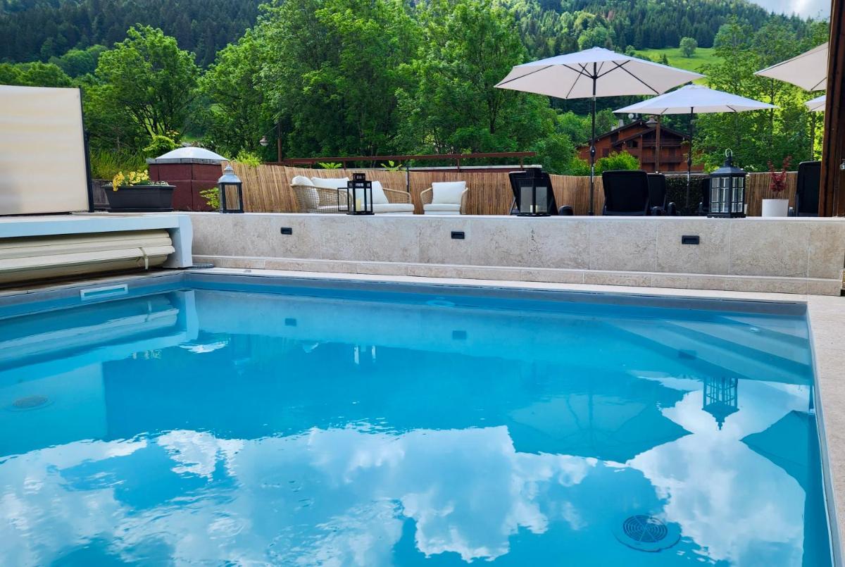 Piscine de l'établissement Hôtel et Spa Le Vermont ou située à proximité
