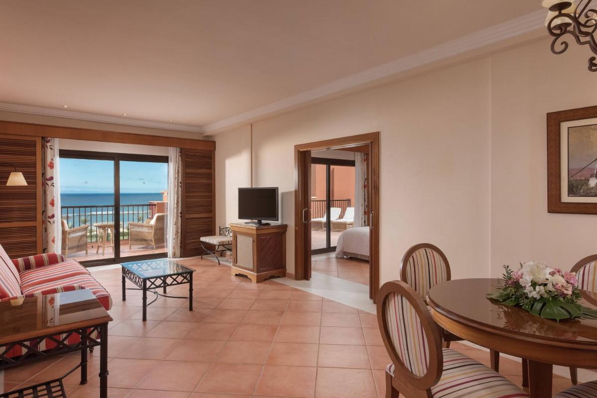 Una televisión o centro de entretenimiento en Sheraton Fuerteventura Golf & Spa Resort