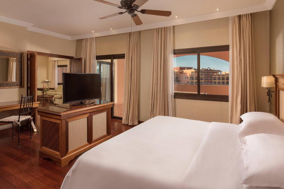 Una televisión o centro de entretenimiento en Sheraton Fuerteventura Golf & Spa Resort