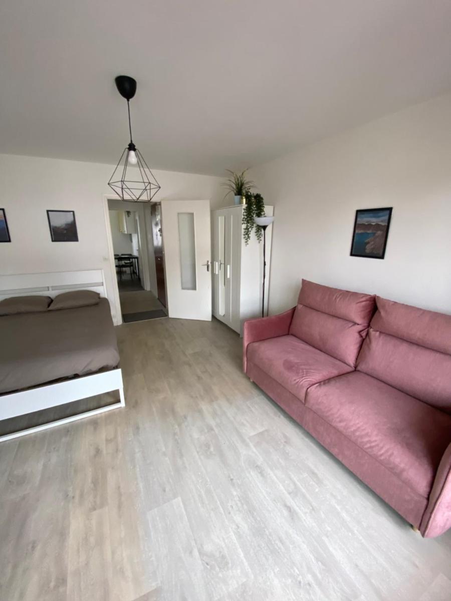 GRAND STUDIO avec balcon -4 PERSONNES-DISNEYLAND- PARIS a 10 minutes - Housity