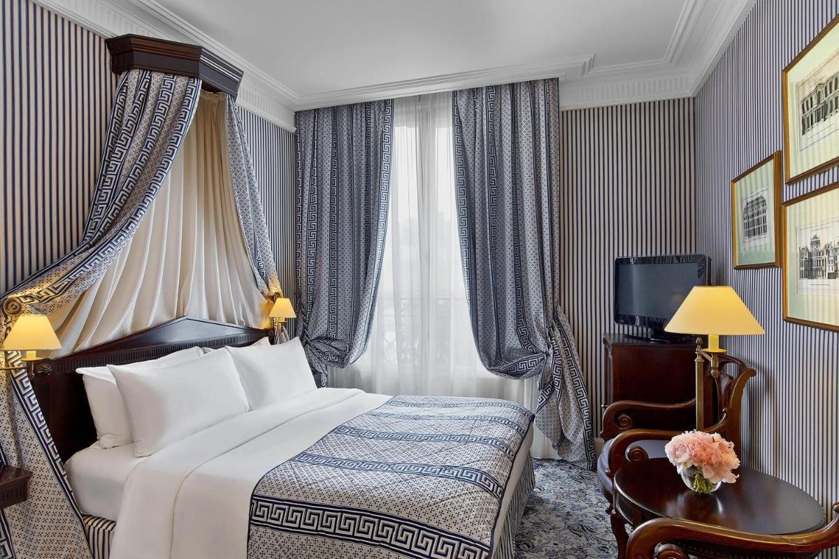 Un ou plusieurs lits dans un hébergement de l'établissement Le Dokhan's Paris Arc de Triomphe, a Tribute Portfolio Hotel