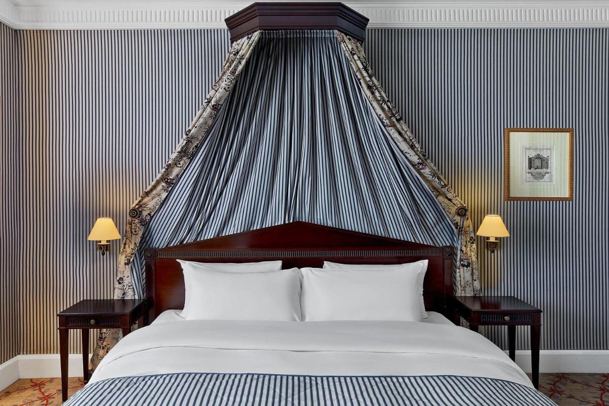 Un ou plusieurs lits dans un hébergement de l'établissement Le Dokhan's Paris Arc de Triomphe, a Tribute Portfolio Hotel