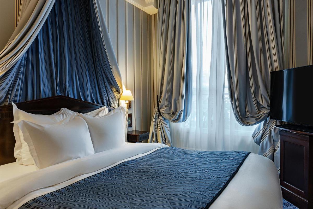 Un ou plusieurs lits dans un hébergement de l'établissement Le Dokhan's Paris Arc de Triomphe, a Tribute Portfolio Hotel