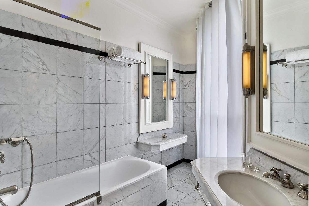 Salle de bains dans l'établissement Le Dokhan's Paris Arc de Triomphe, a Tribute Portfolio Hotel