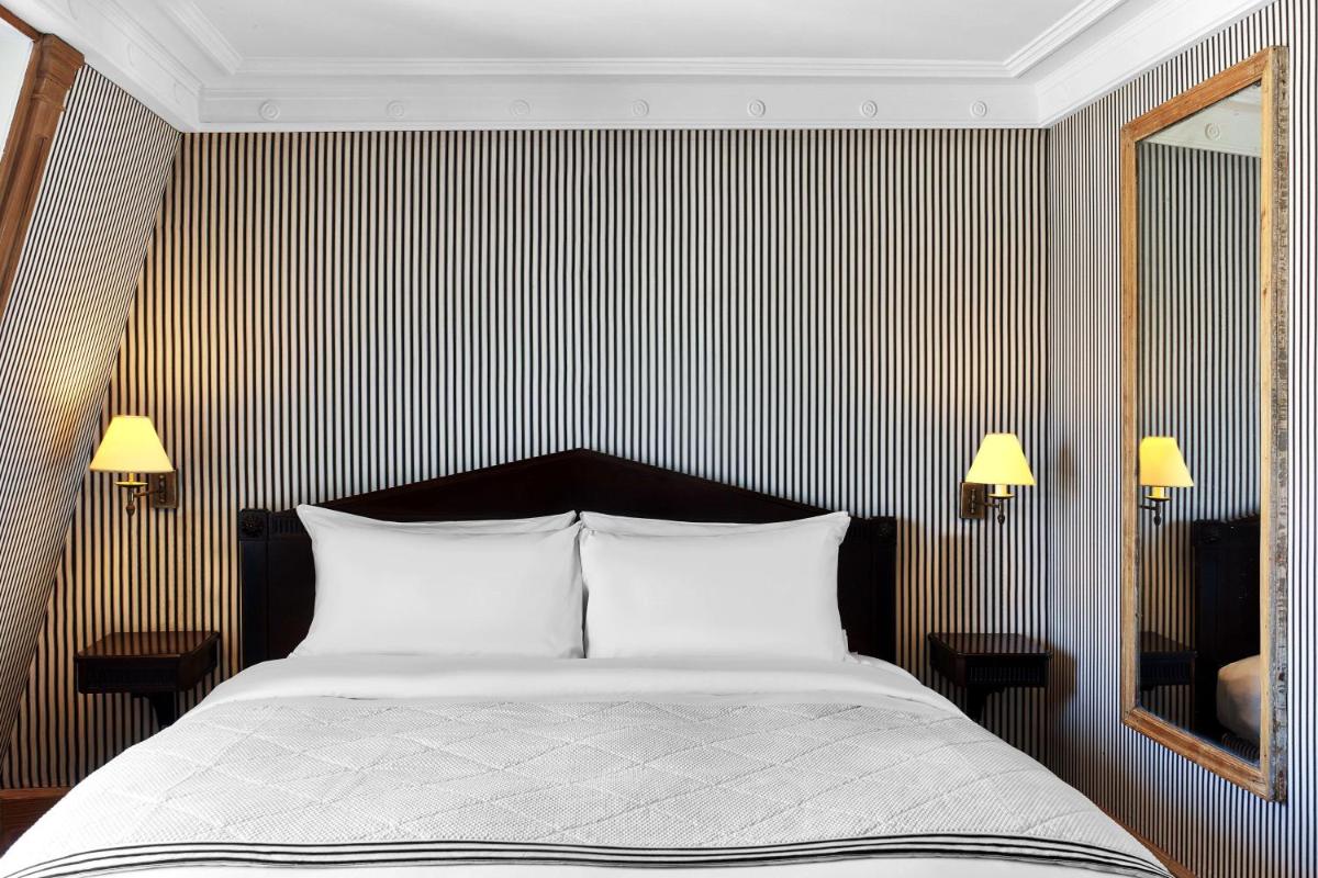 Un ou plusieurs lits dans un hébergement de l'établissement Le Dokhan's Paris Arc de Triomphe, a Tribute Portfolio Hotel