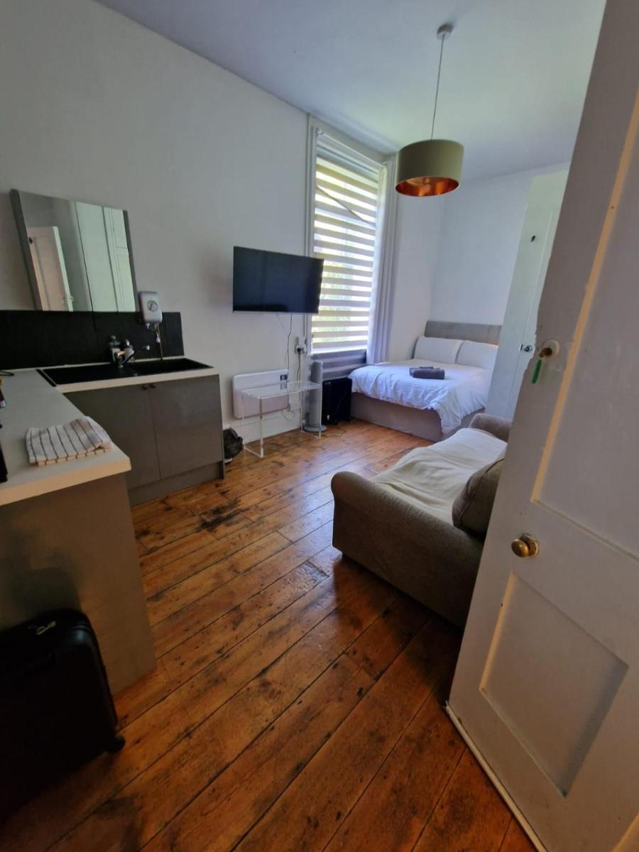 4 Quiet Compact Studio with Garden View - Best Location - Comfortable - Quiet - Housity
