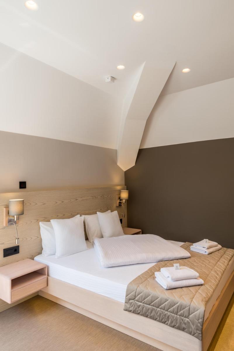 Emilia Lux Rooms - Housity
