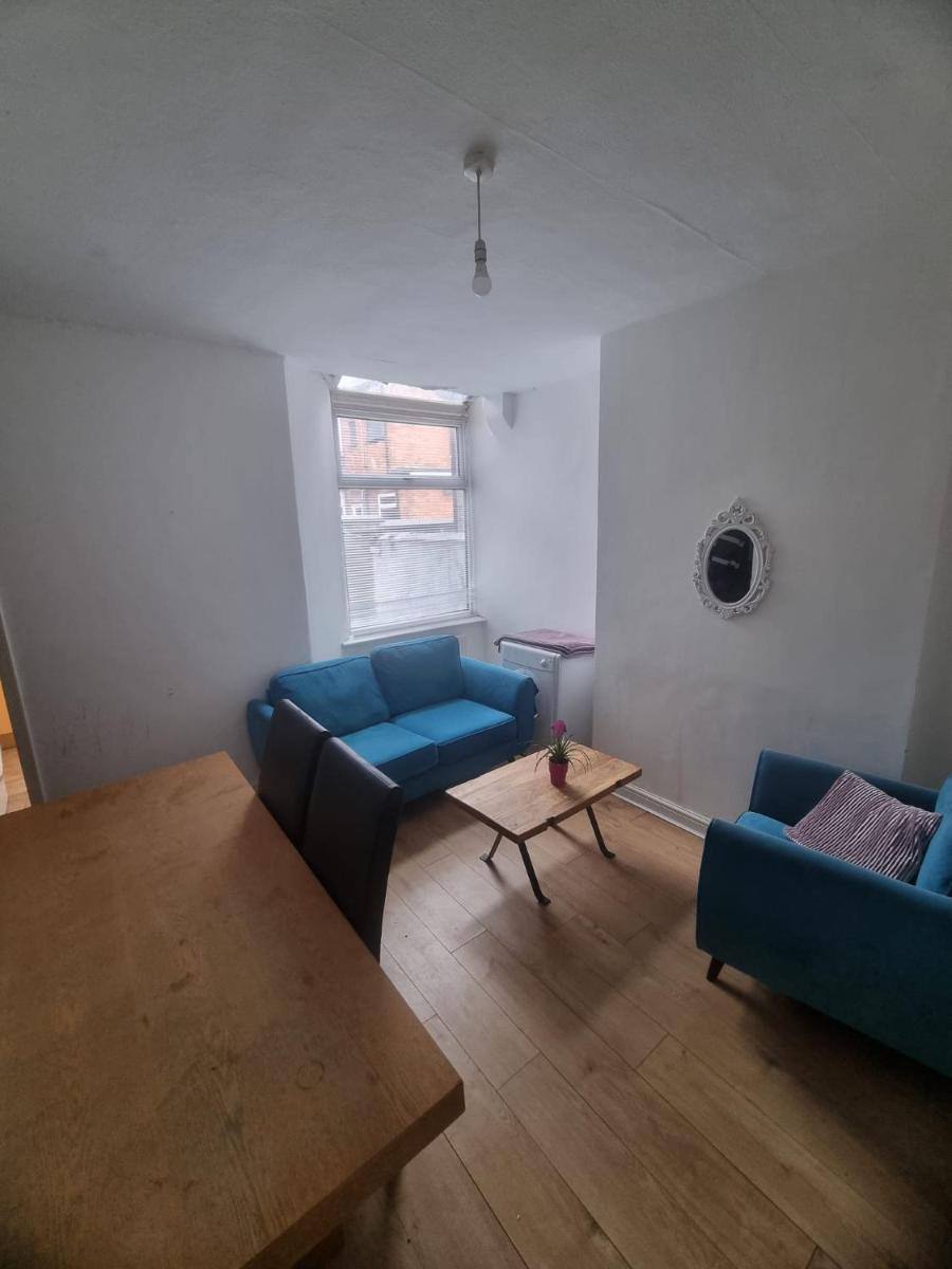 Double room 3 in Salford with shared bathroom - Housity