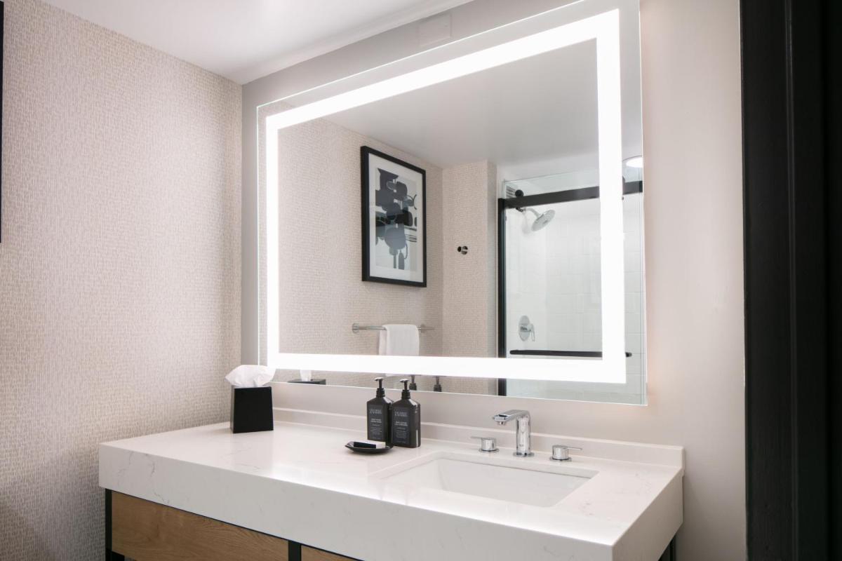 Sheraton Overland Park Hotel at the Convention Center - Housity