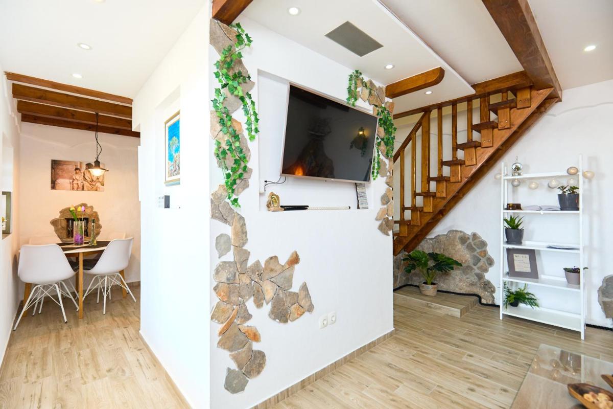 Stone House Biskup - Housity