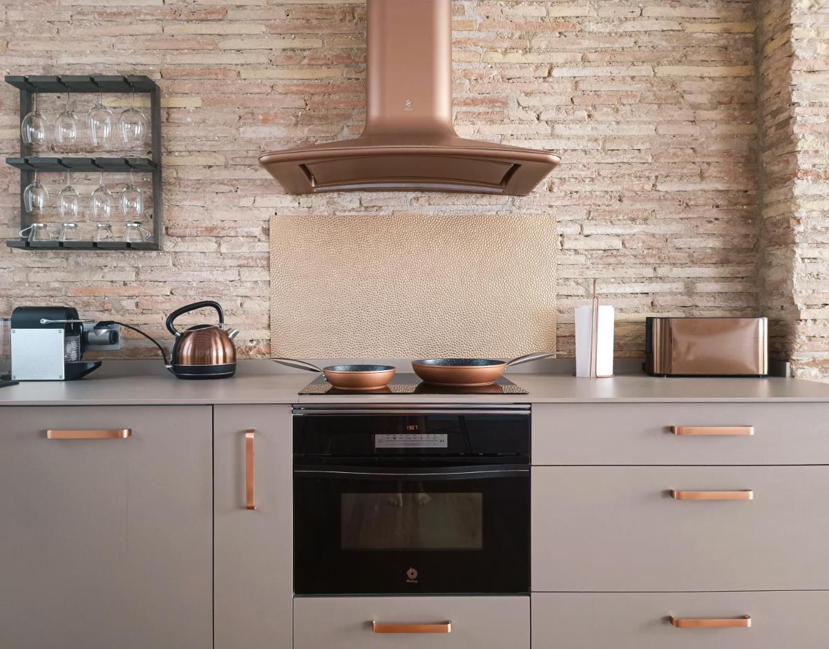 Lux Wood Loft with Air Con & Lift - Housity