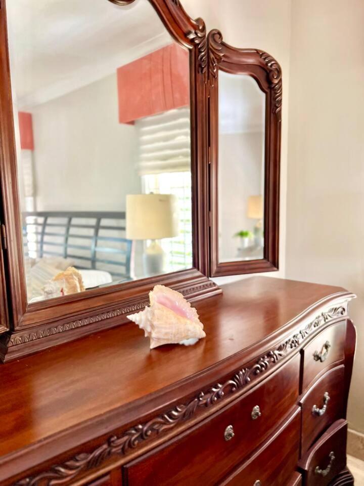 King Bedroom Suite at ParadiseOneVilla Turks and Caicos Islands - Housity
