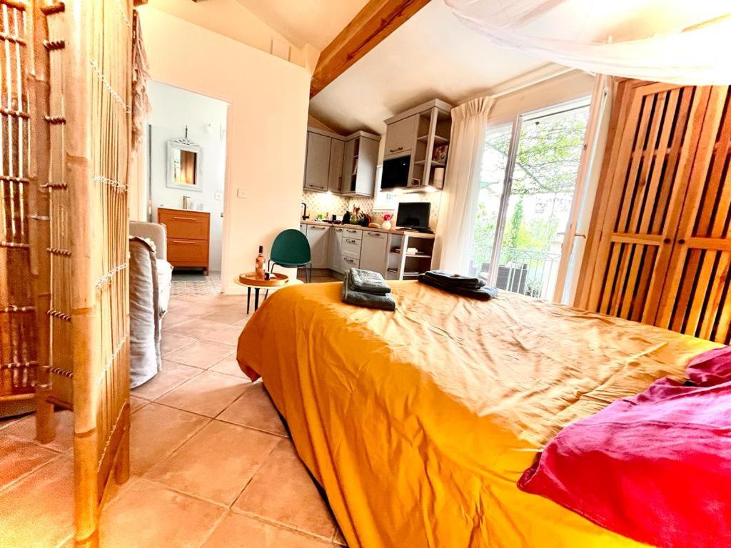 Suitetrails - Charmant logement provençal avec piscine à deux pas du village médieval