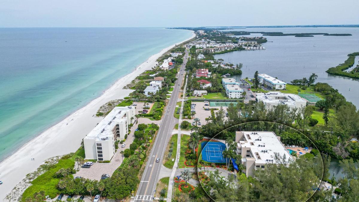 Longboat Bay Club by CoolVacay - Housity