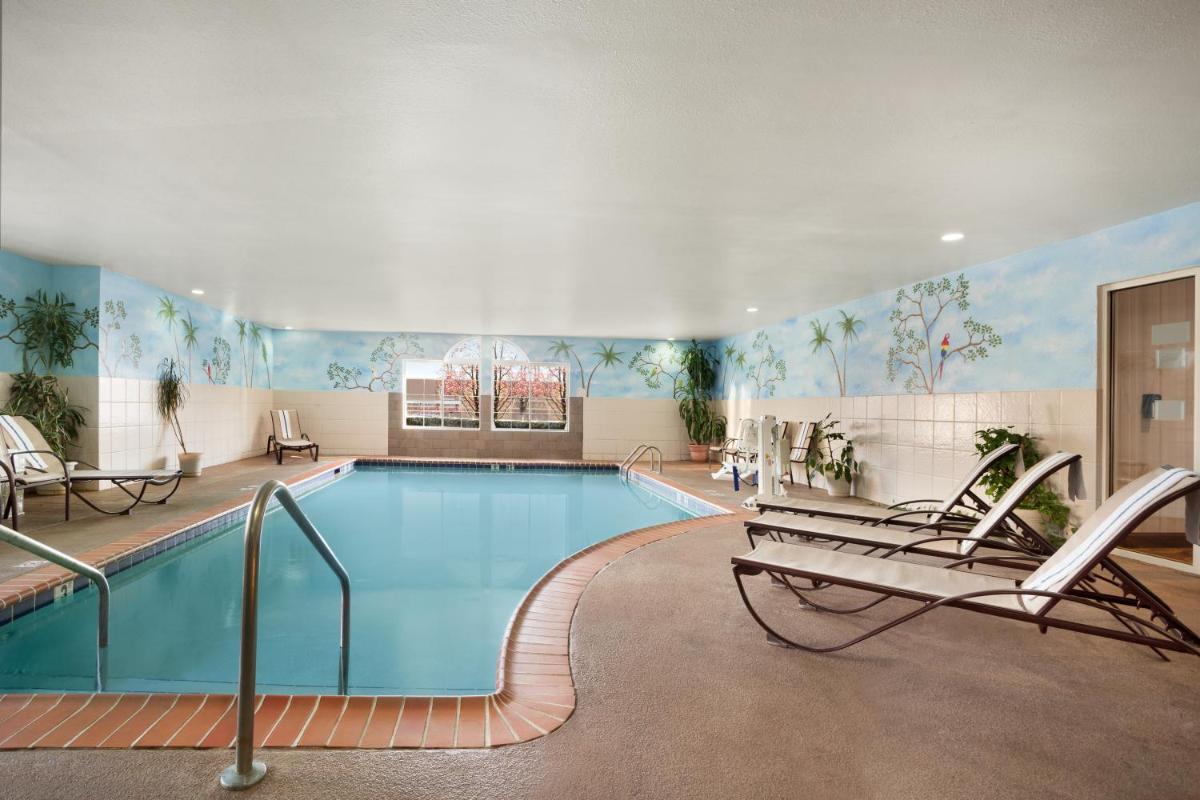 Country Inn & Suites by Radisson, Lexington, KY - Housity